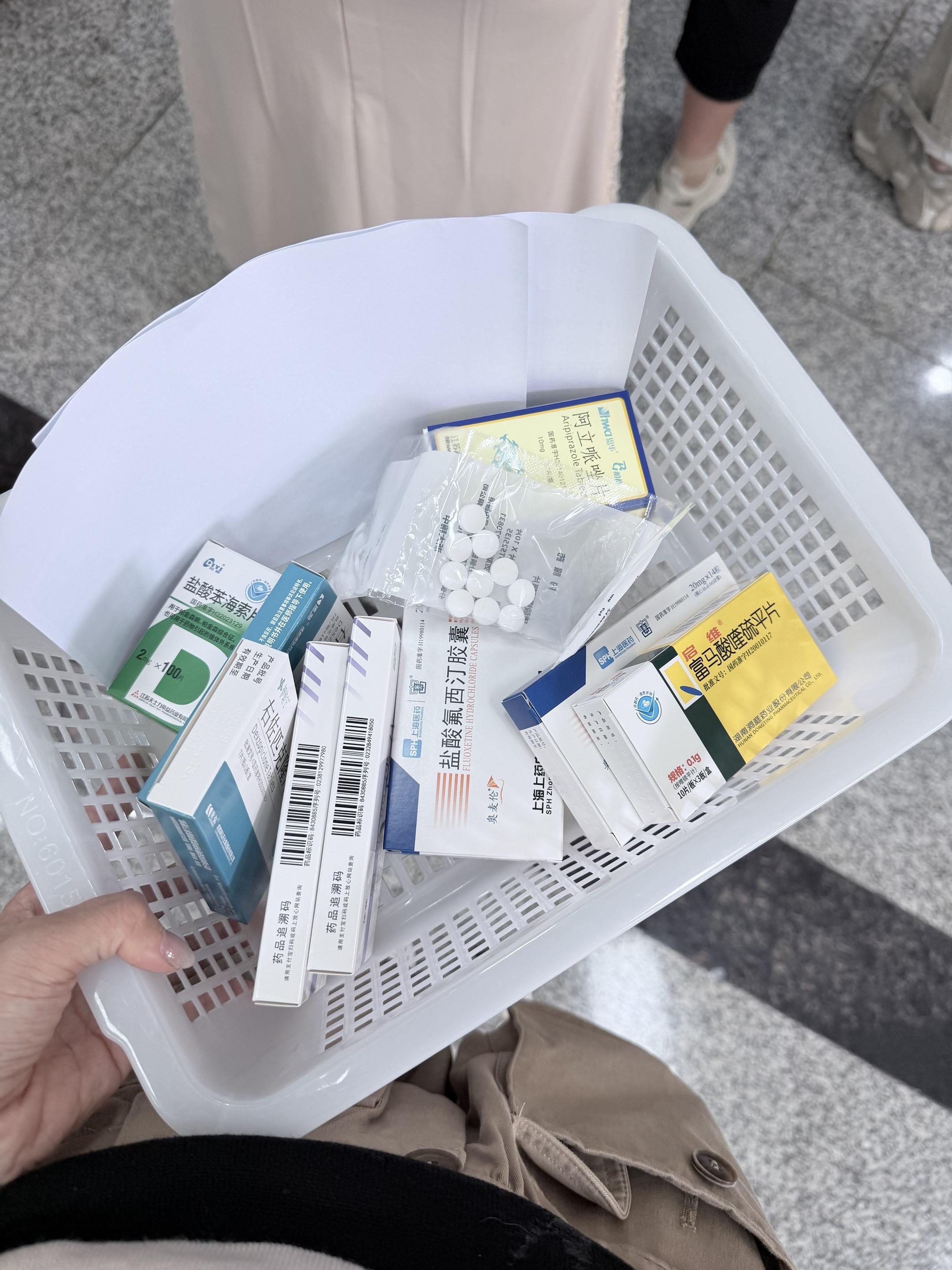 6.17报备视频，我去复诊配药了。但中午加了半颗奥沙西泮下午昏睡了。希...
