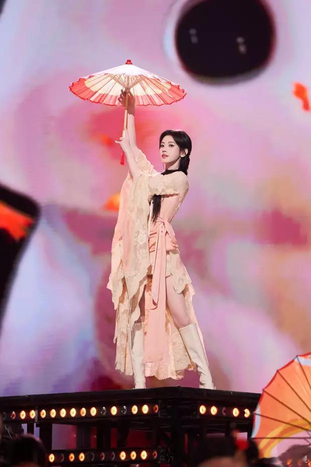 分享娱乐[超话]分享娱乐 鞠婧祎穿浅色新中式襦裙明媚优雅 撑伞起舞身姿柔美翩跹 