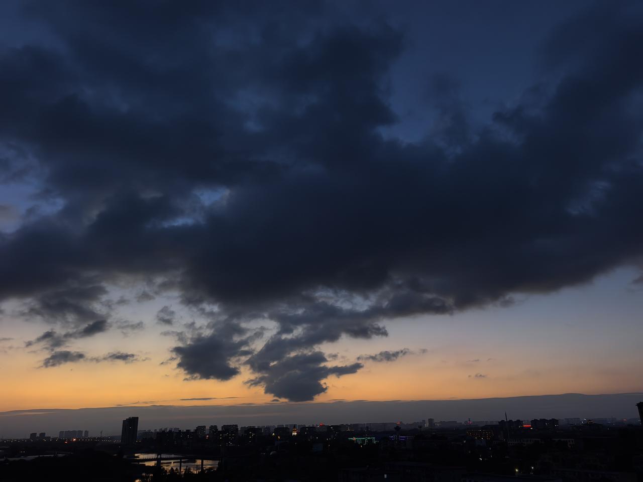 台风巴威来了。虽然目前还在安徽境内，已经给辽宁带来很大影响，大风大雨搅个不停，鲅