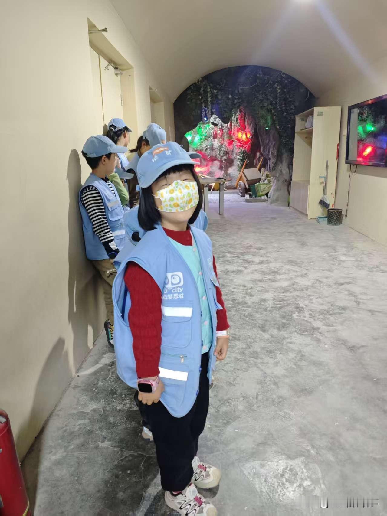 小家伙今天又换了玩儿的项目！