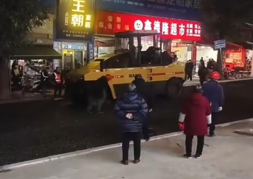 女子过马路遭压路机辗压身亡 看了这个视频，这可不是普通的交通事故，也不能简单地定