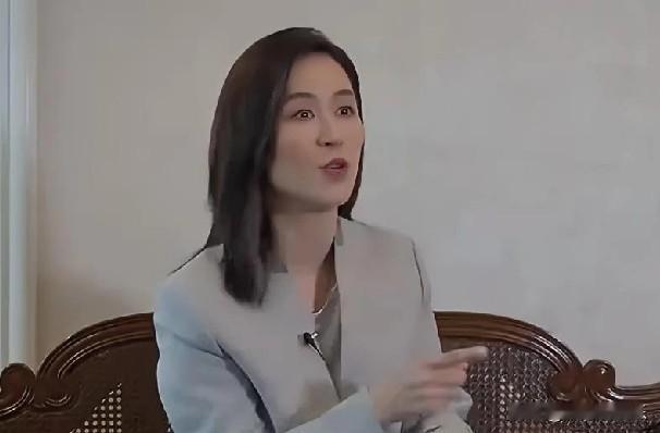 近日，54岁的宣萱在访谈中大方自曝情感过往，直言曾收到前男友与两名女子同床共枕的