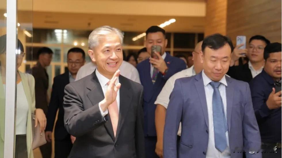 外交部原新闻发言人汪文斌履新
担任中国驻柬埔寨大使，汪文斌在金边国际机场发表简短