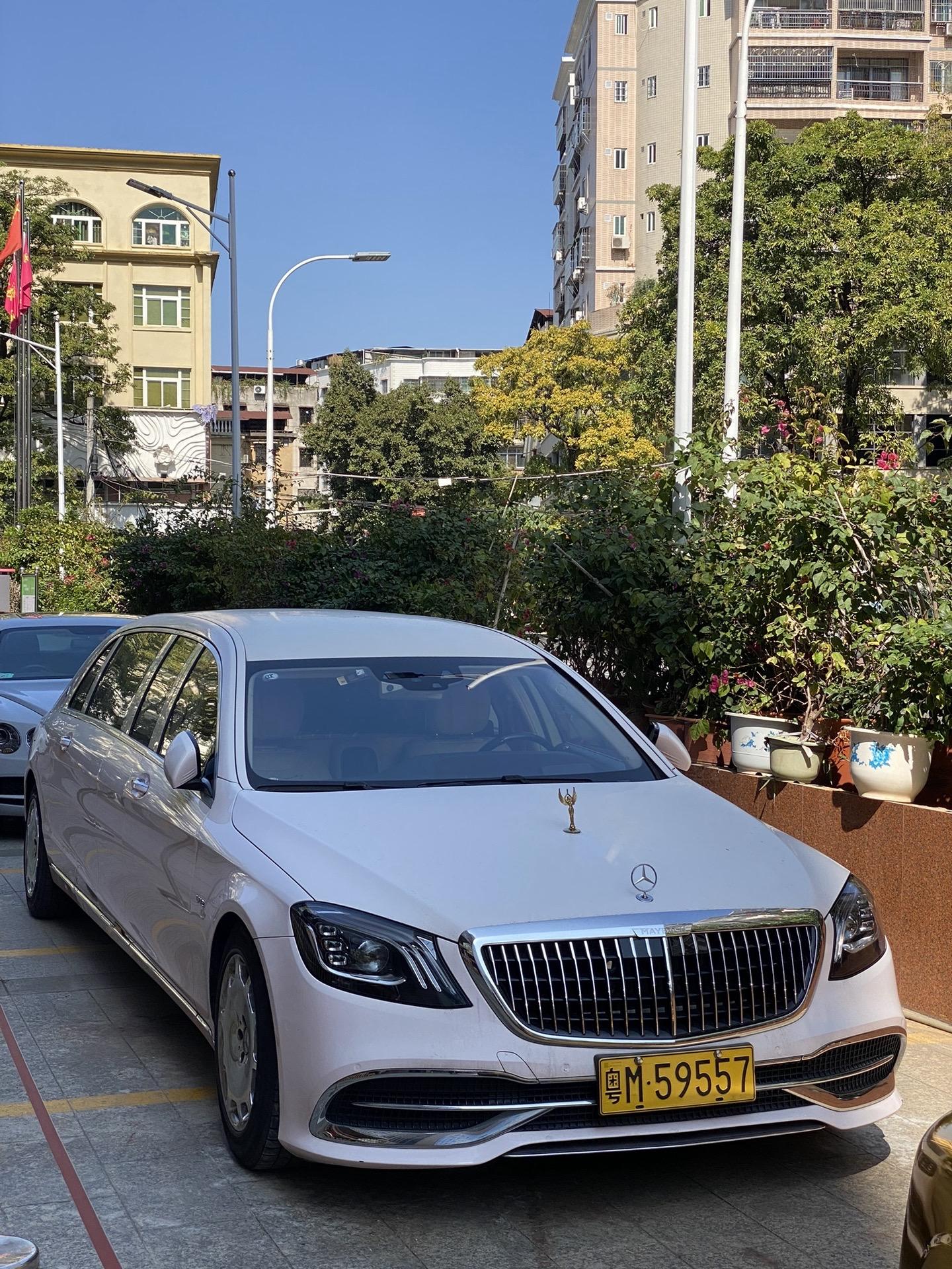 独在异乡为异客 回家要开迈巴赫！ 这辆黄牌粤M的普尔曼开回家怎么样。