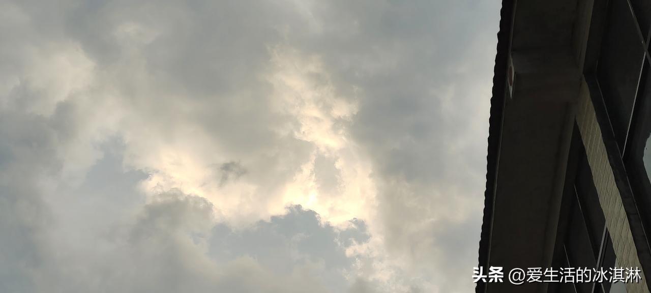 长沙网红街店铺外墙垮塌，两名年轻女孩遇难，装修动静非常大，不仅灰尘噪音扰民，工人