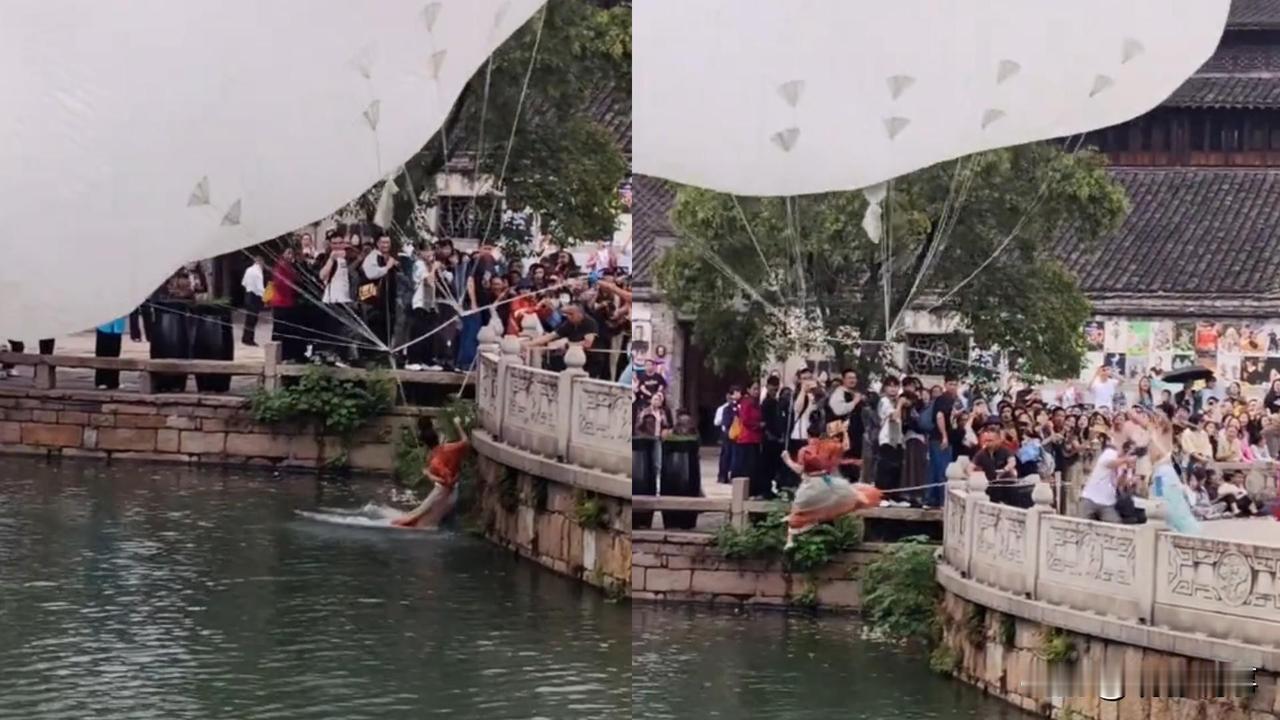 10月19日中午12点左右，在风景如画的浙江乌镇景区，一名女演员正在精彩演绎“扶