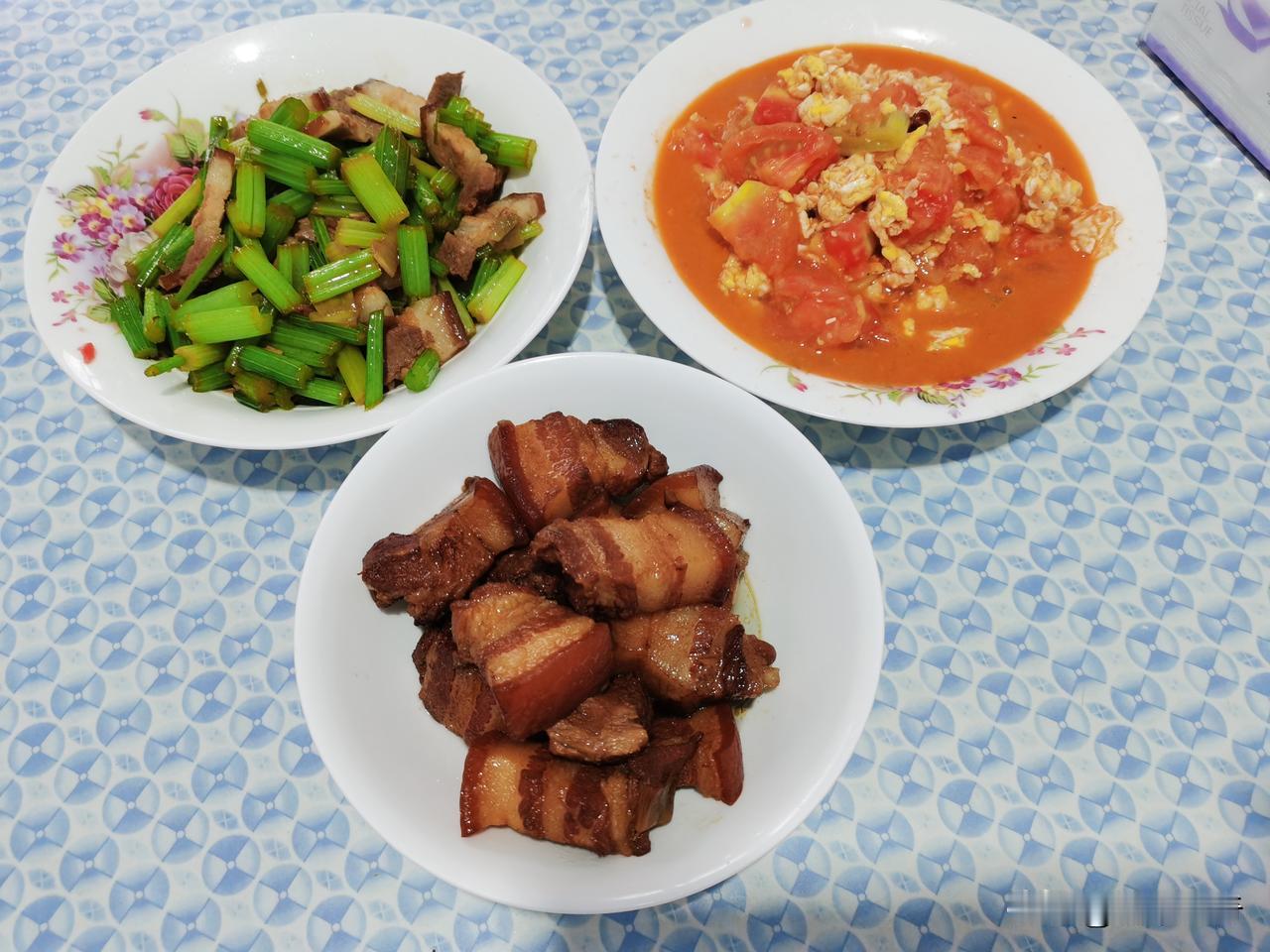 餐厅吃饭，邻桌大哥跟服务员吐槽菜太咸。
服务员：“没关系，多喝水就好了。”
大哥