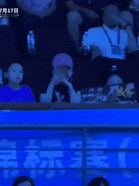 2026年全国乒乓球锦标赛马龙许昕晋级八强  马里奥和奥利弗和妈妈一起拿着应援物