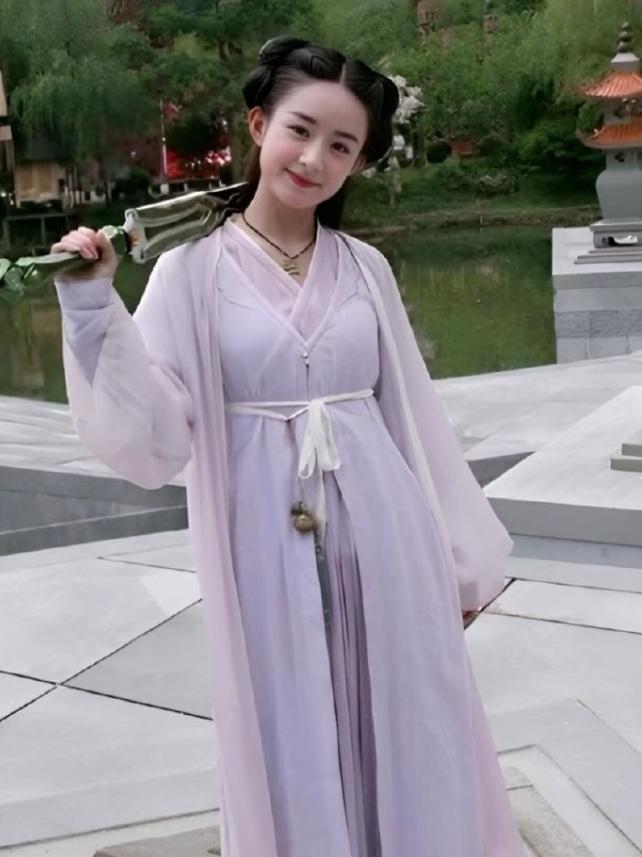 花千骨重映CVB收视20连冠
10年前播出的剧了，现在上星依旧收视20连冠，湖南