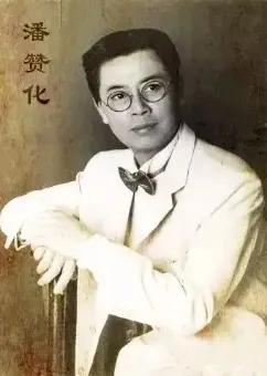 “中国人都死光了，让一个婊子来上课。”一个男人咆哮着说。只见正在上课的女人愤怒地