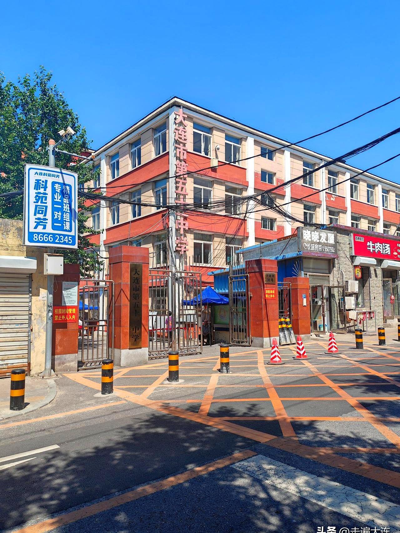 考场门口一开闸，女生冲出来憋不住话，英语这题哪来的；旁边男生苦笑，根本不是人能答