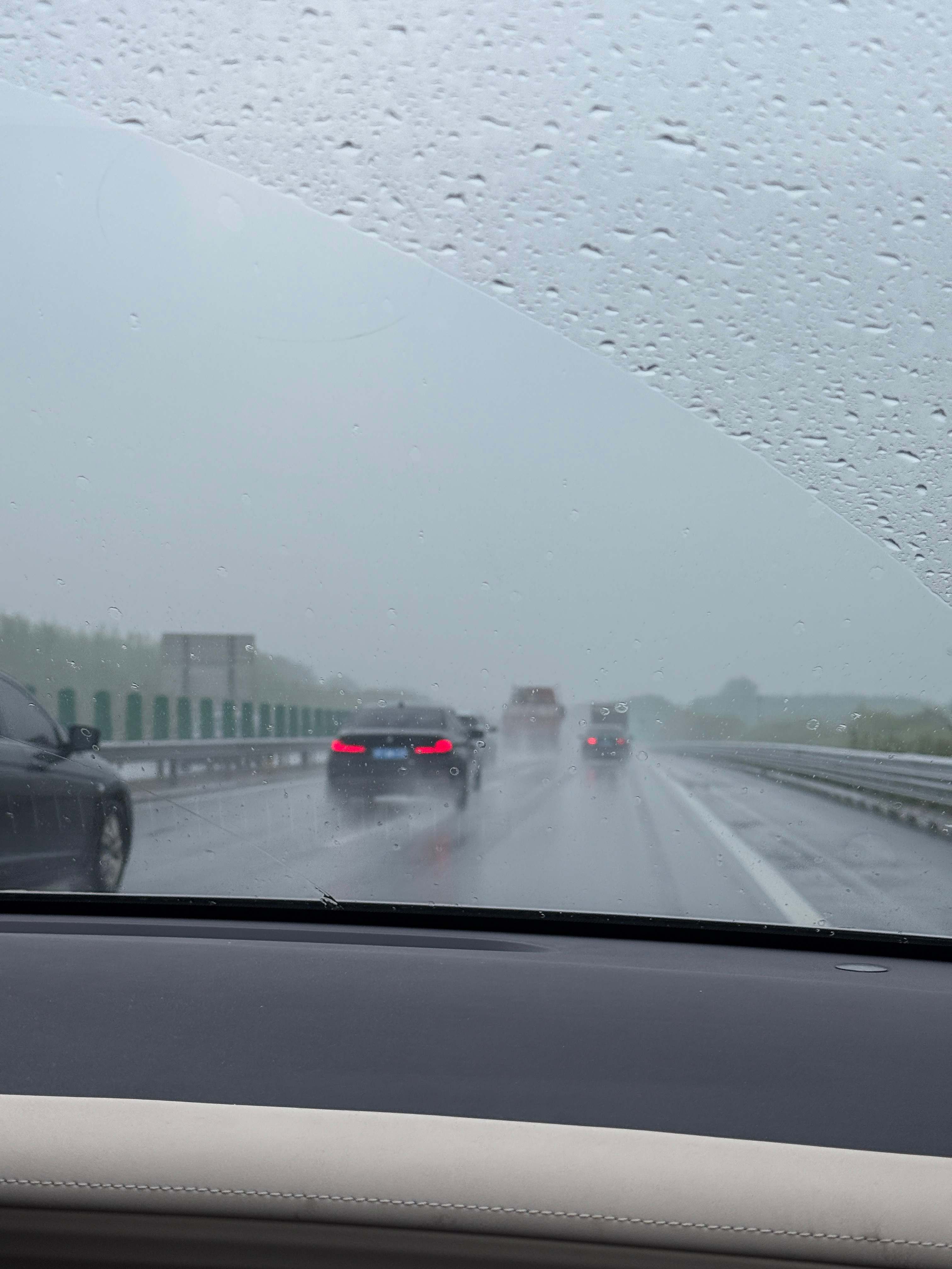 北京的雨也太大了点吧…感觉高速上大家都开的轮子冒烟了（视觉上） 