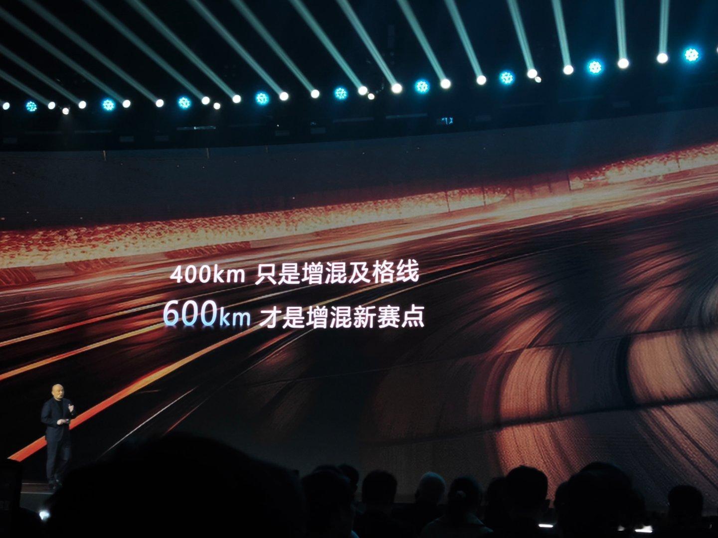 宁德时代不开发布会则已，一开发布会就掀行业的桌子。纯电（三元锂+磷酸铁锂）、超混