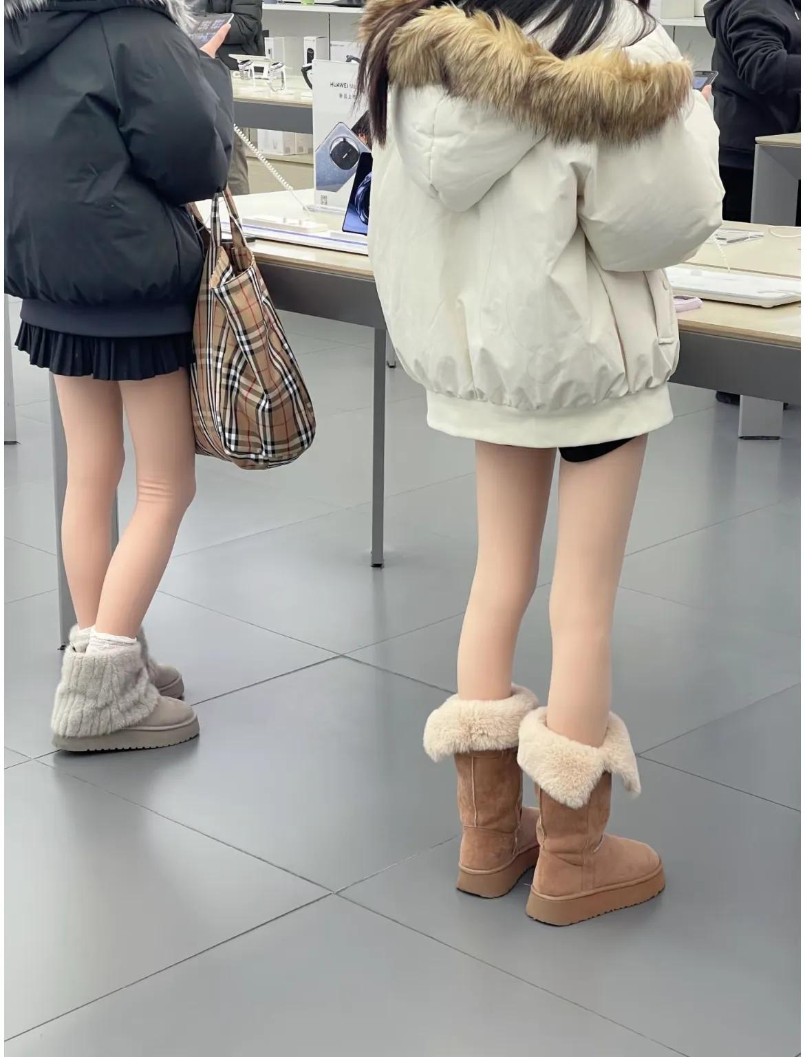 不懂就问，这是什么潮流吗......
漫步手机店时，偶遇两位小姐姐，皆身着派克服
