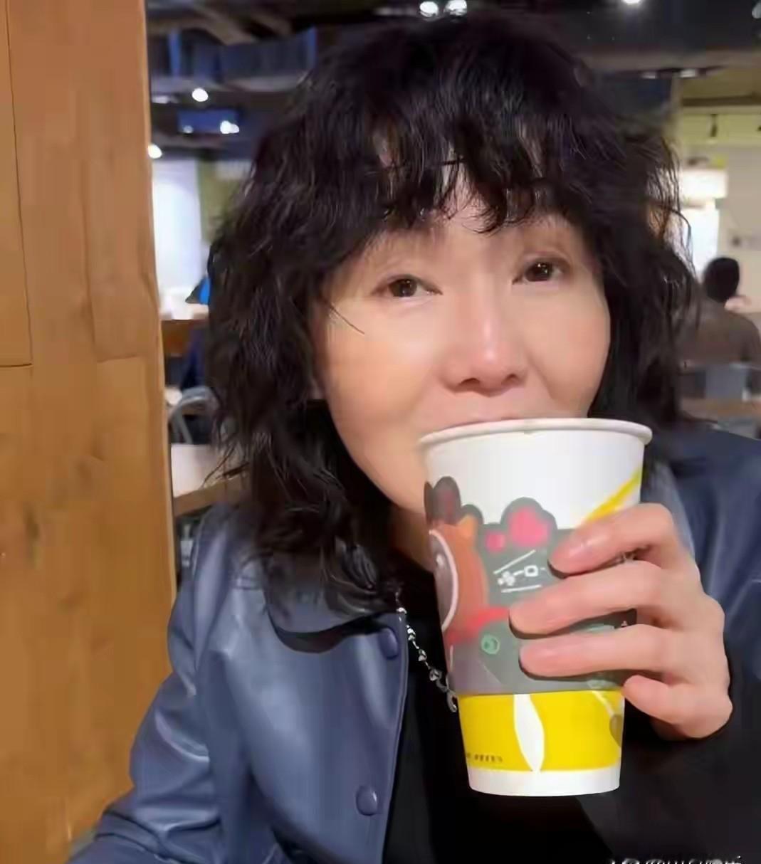 国际影后在折扣店和店员讲价，你还相信“巨星”的生活想象吗？
昨天香港网友撞见张曼