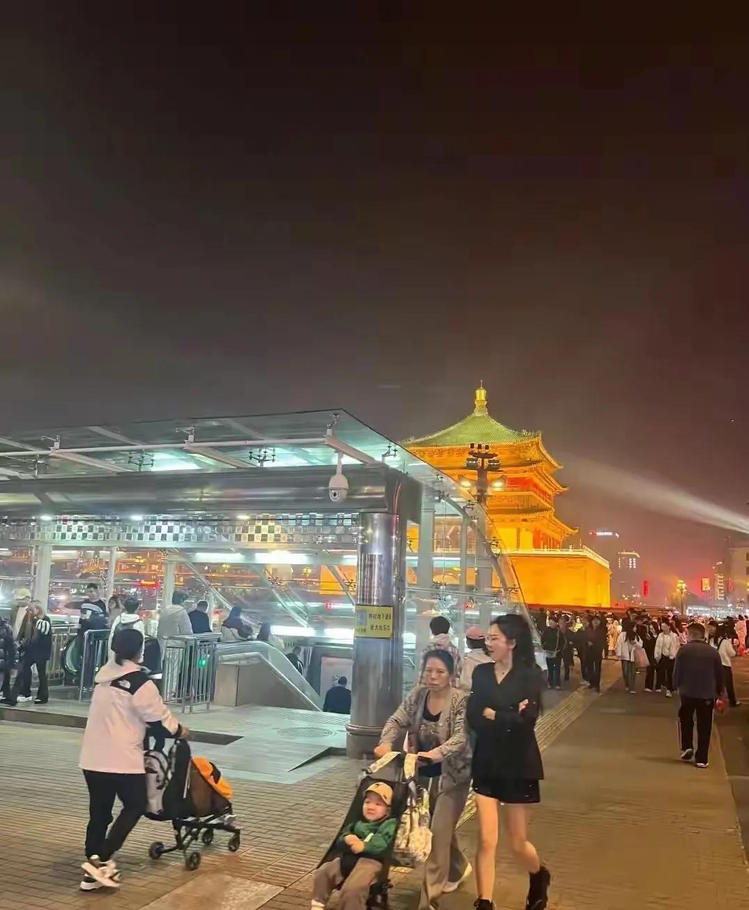 夜幕降临的时候，大家都来看看这两位推着小孩逛街的女人是什么关系的呢？

这两位女