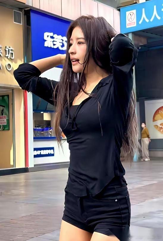 网红阿梓未婚先孕，男方是她的工作搭档“鸟哥”。男方离异，身边还带着俩娃。局外人看