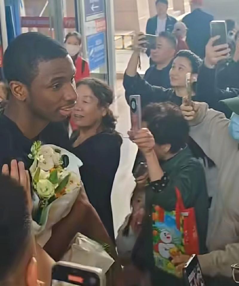 迪亚诺抵达太原被围观，今晚能否打宏远，被球迷万众瞩目，老图片也很煽情

因为山西