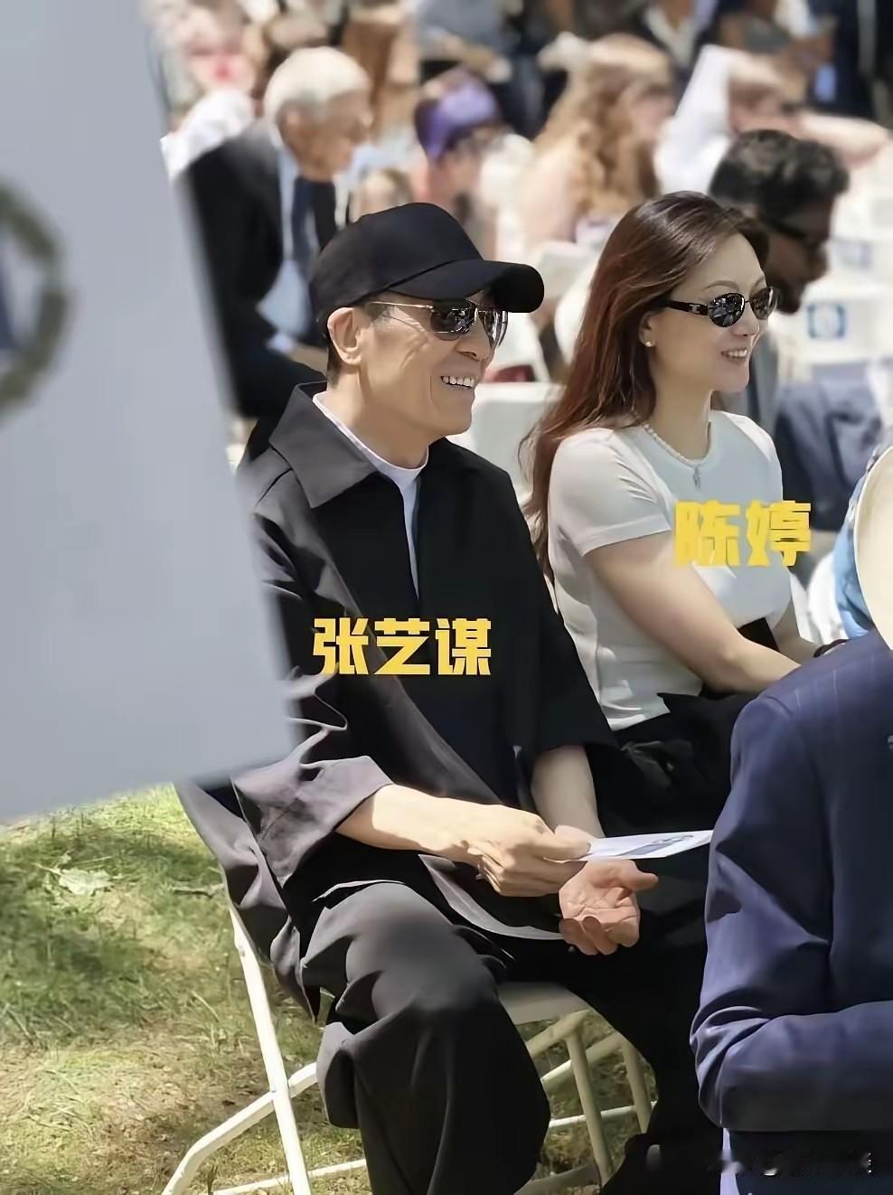 76岁张艺谋，带着妻子陈婷，来到耶鲁参加二儿子张壹丁的毕业典礼。
45岁的陈婷保