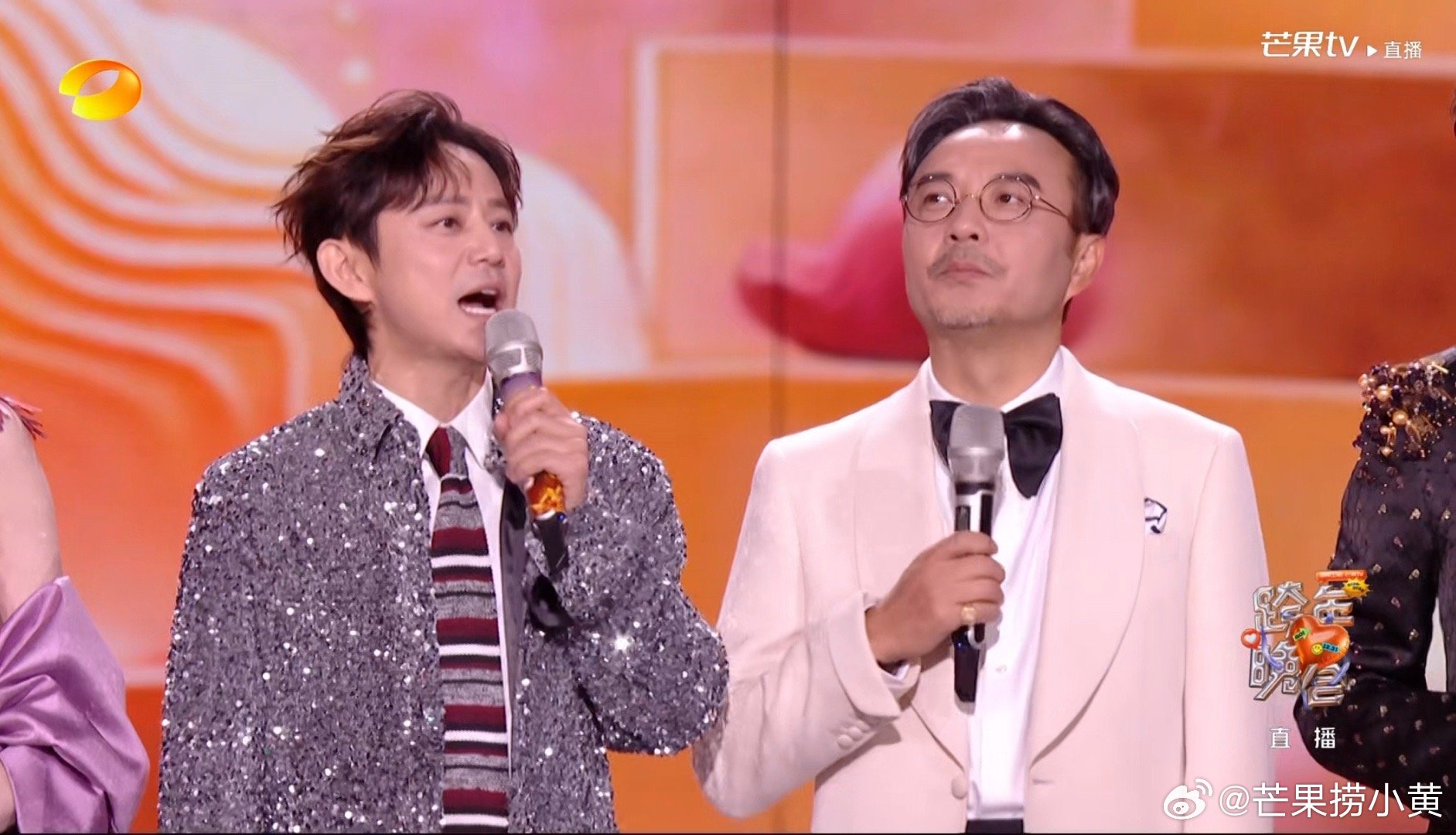 就不能让谢娜主持吗？她明明已经在舞台上了…… 