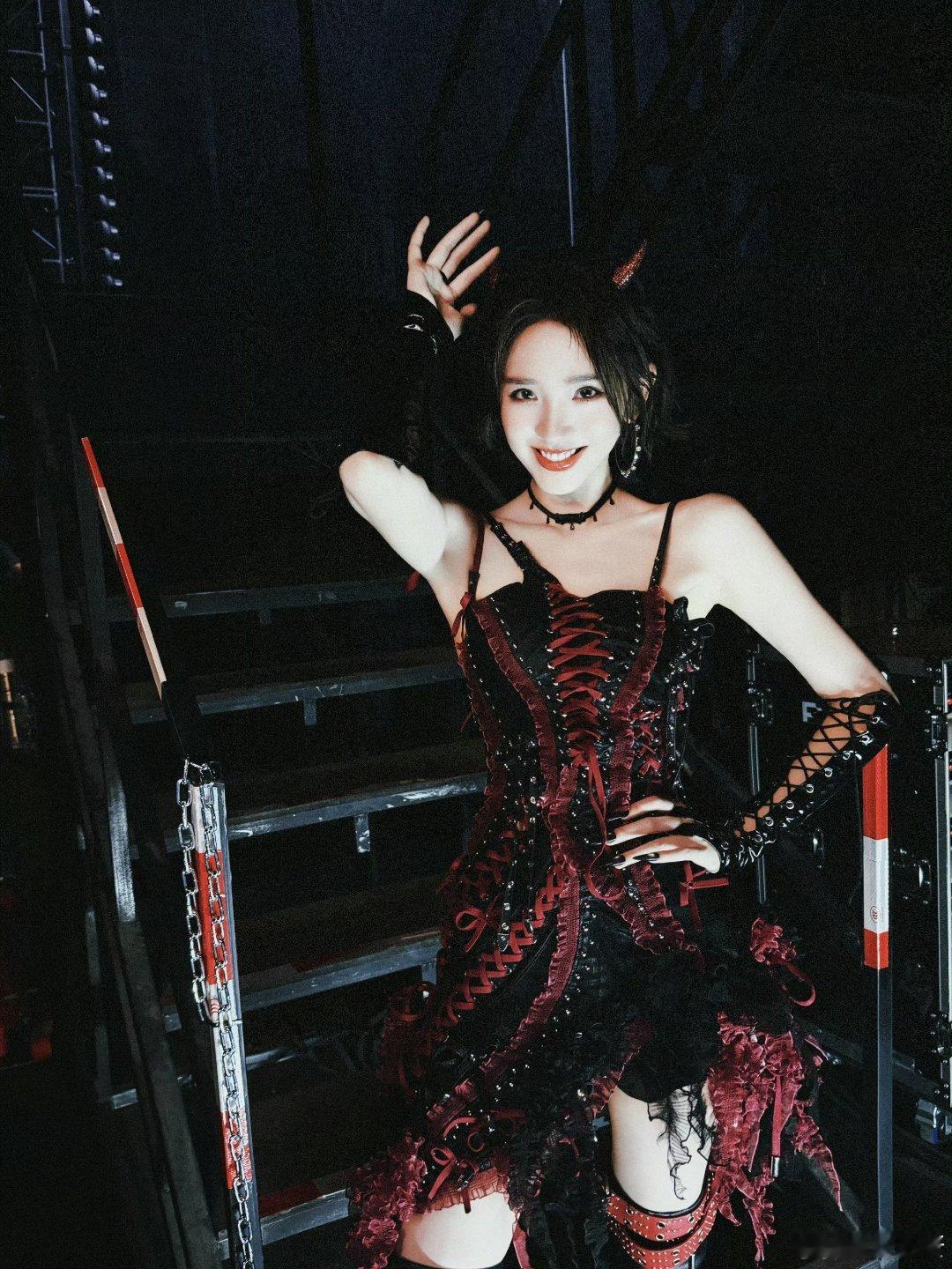 近期，华晨宇原定于云南玉溪抚仙湖畔举办的演唱会因不可抗力延期，引发了当地民众的关