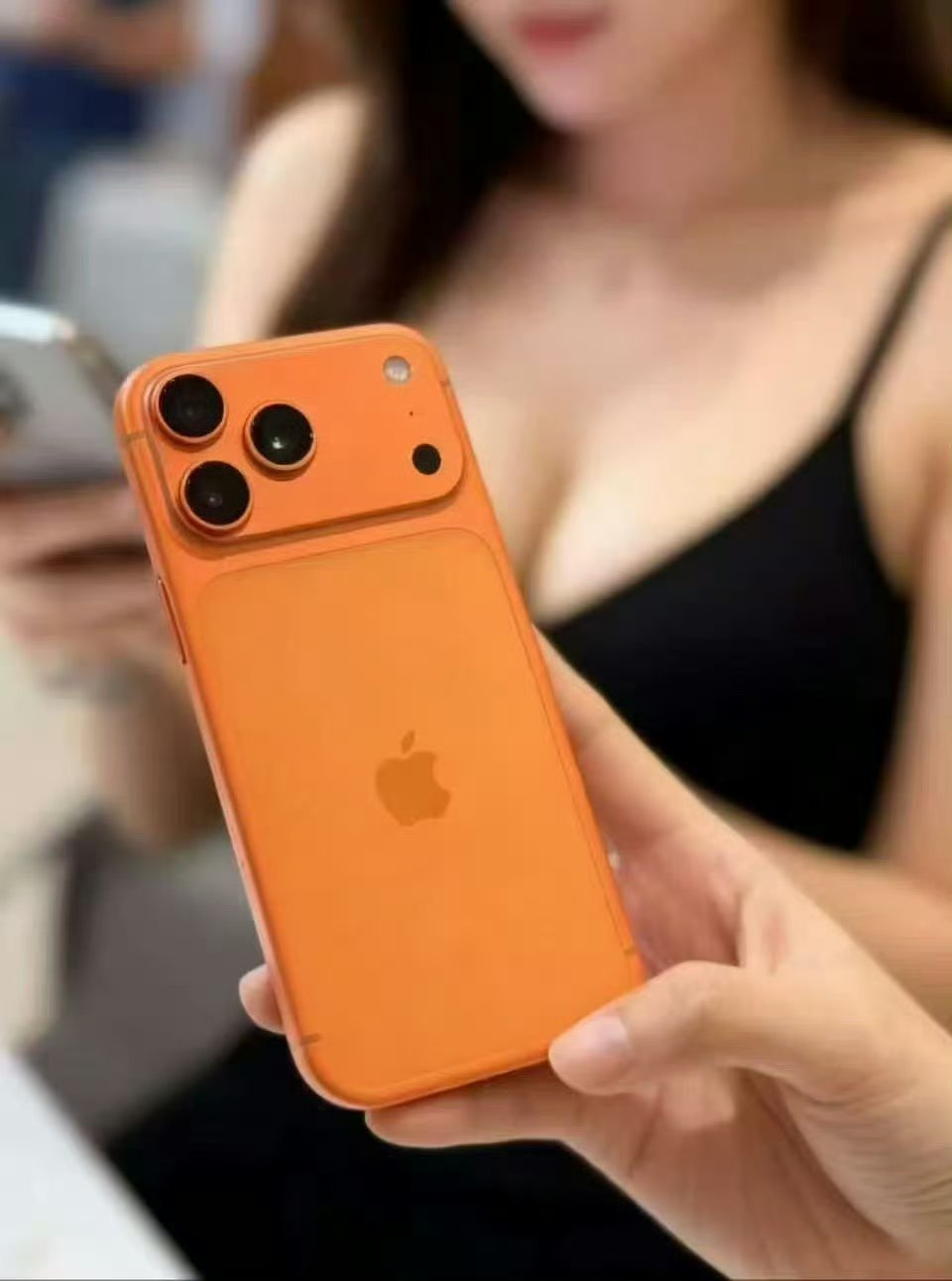 iPhone 17 Pro系列这次的设计争议有点大，有人说丑，有人说有个性，其实