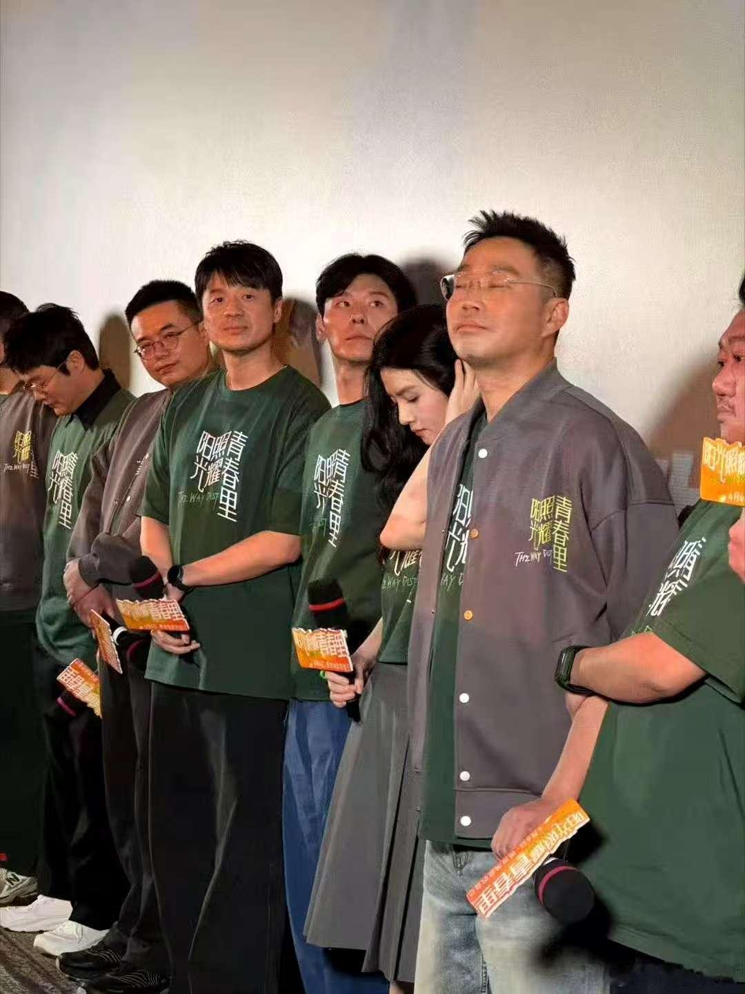 春夏路演视频状态 好久没看到春夏这么自然随性的状态了！路演视频中的她，T恤配灰色