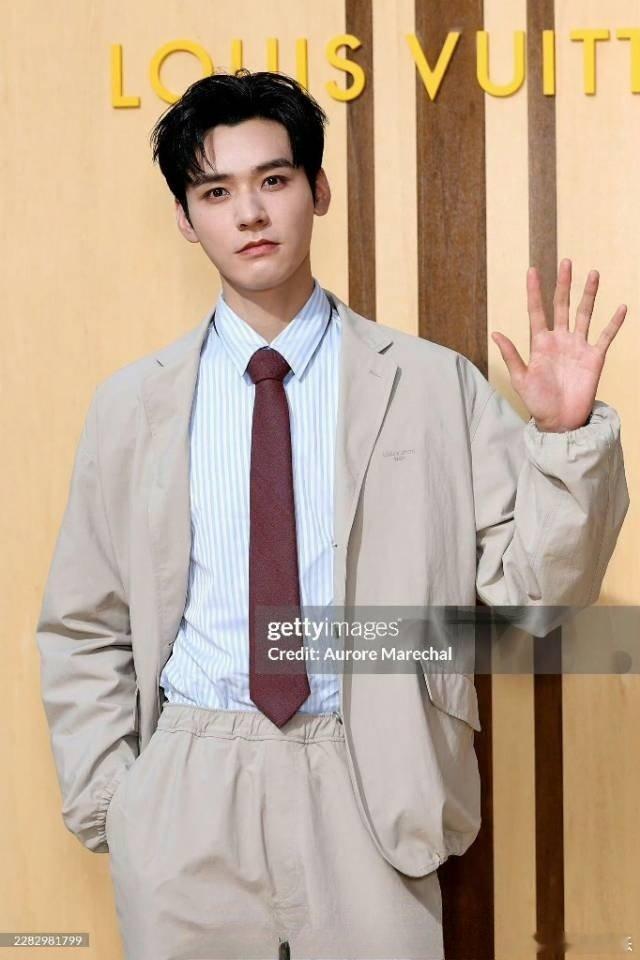 巴黎时装周男星g社生图 生图能打才是真顶流！王嘉尔、朱一龙、龚俊、陈哲远G社生图