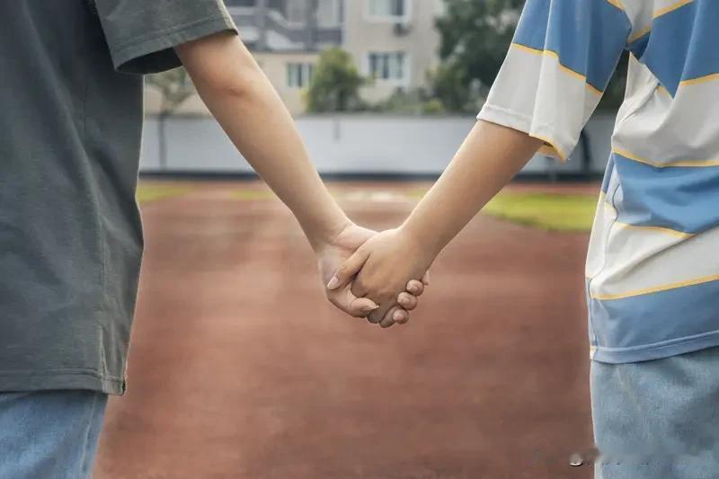 发现孩子早恋，家长先别急着“炸毛”。我有个朋友，发现女儿早恋后，上来就一顿骂，结