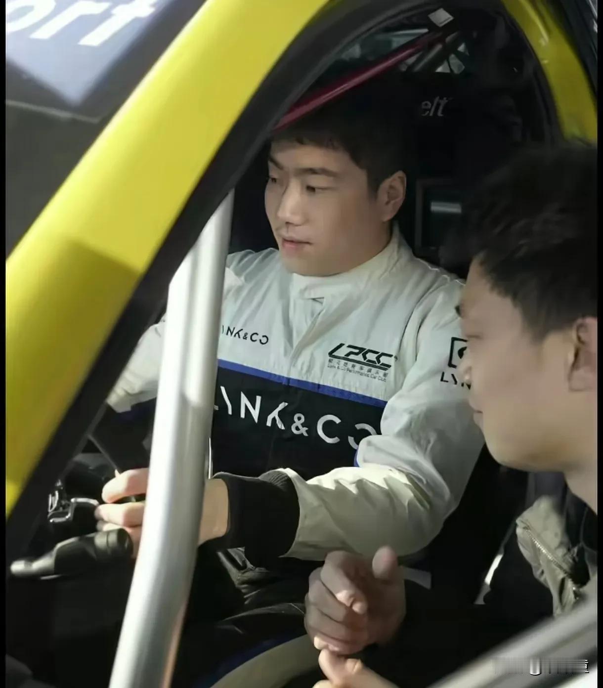 梁靖崑:我一个代言而已，你们都不放过我！
梁靖崑在国乒以让二追三成名，没办法，他