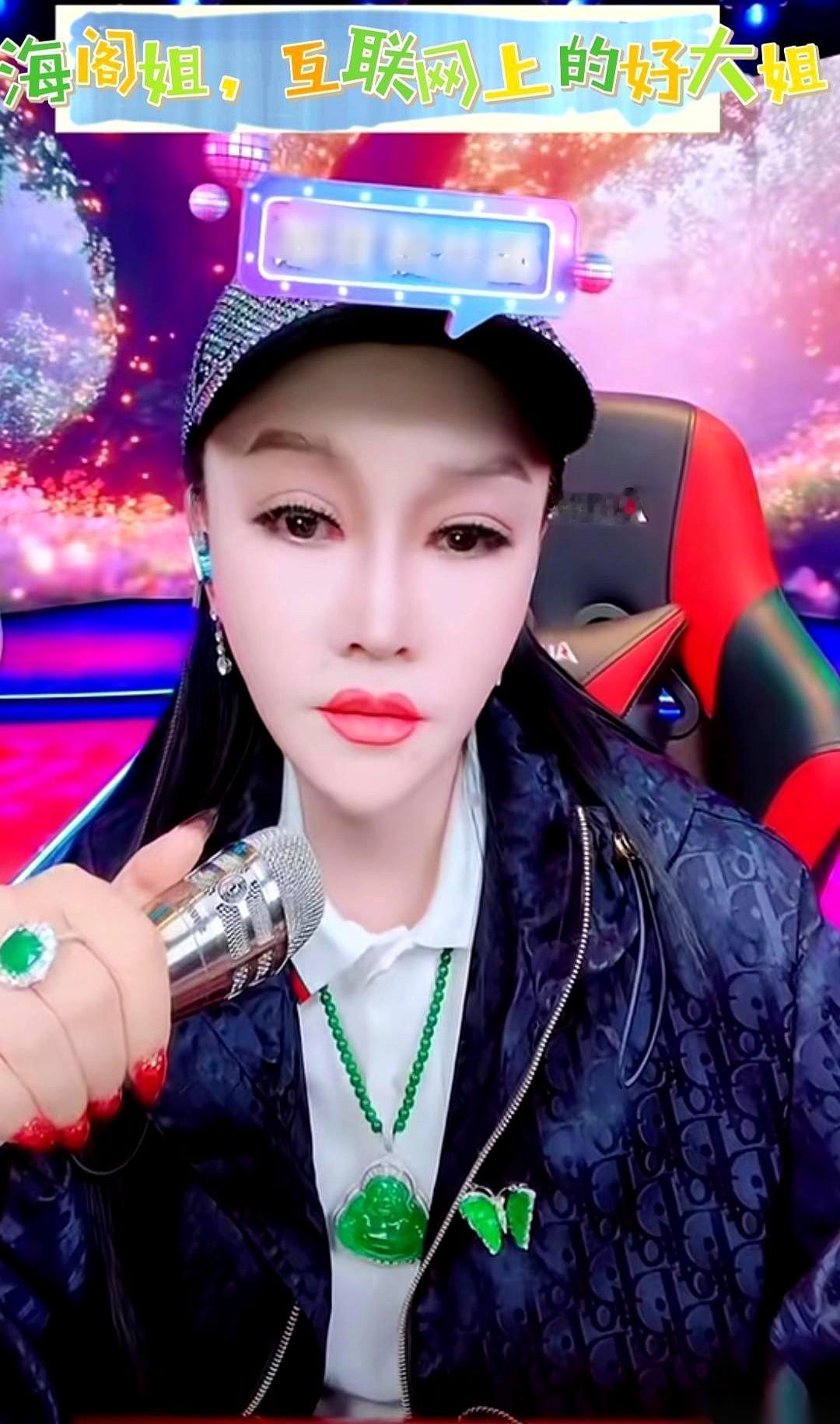 在现在的直播间里，看到那些猛砸礼物的“大哥大姐”，你最好先捂紧自己的钱包。
这行