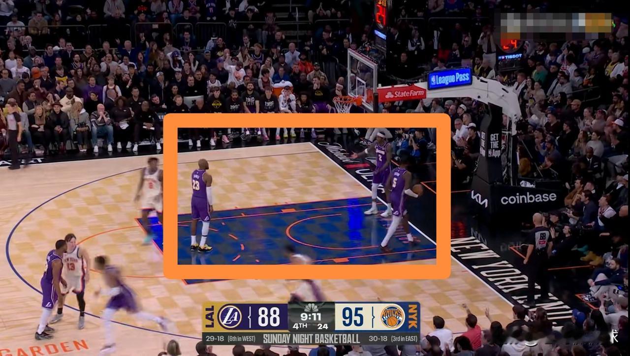 湖人超级巨星詹姆斯怒视范德比尔特！在今天湖人客场挑战尼克斯的比赛中，当时比赛进行