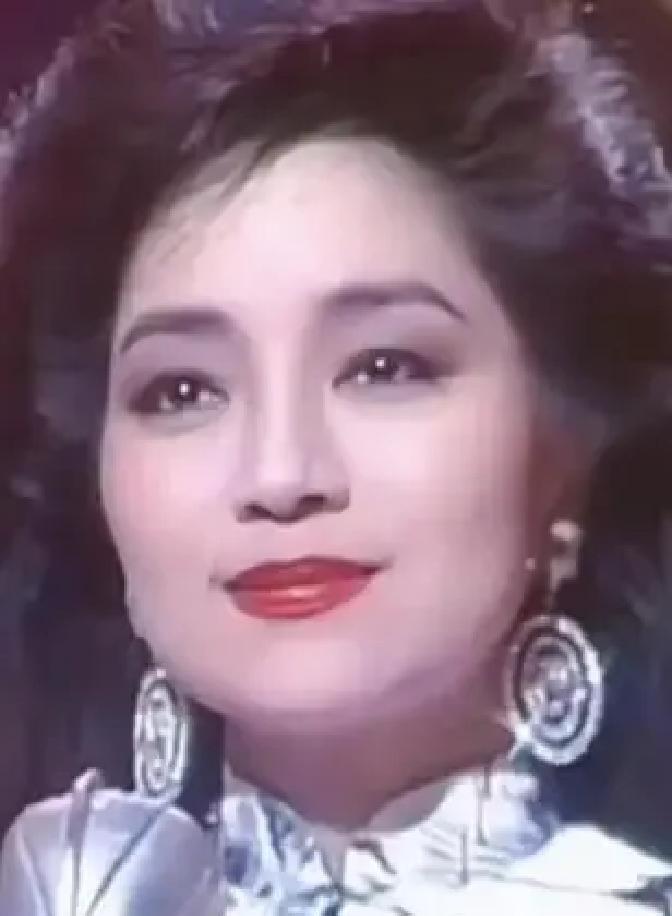 1980年，31岁的徐小凤嫁给了汽车经理廖晖，对方生意做得很大，也对徐小凤提出了