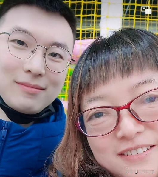 “你长得很像我牺牲的儿子。”2022年，江苏一位失独妈妈，在商场无意中看到了一位