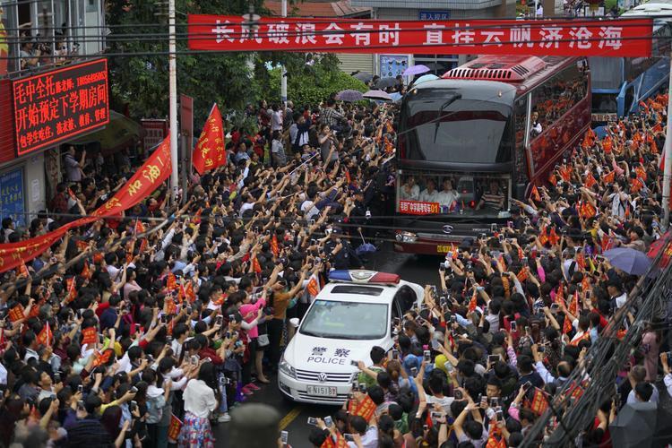 我们高考那会儿，还是7月7日是头一天。
虽然我们的高中学校在乡镇上，但距县城也就