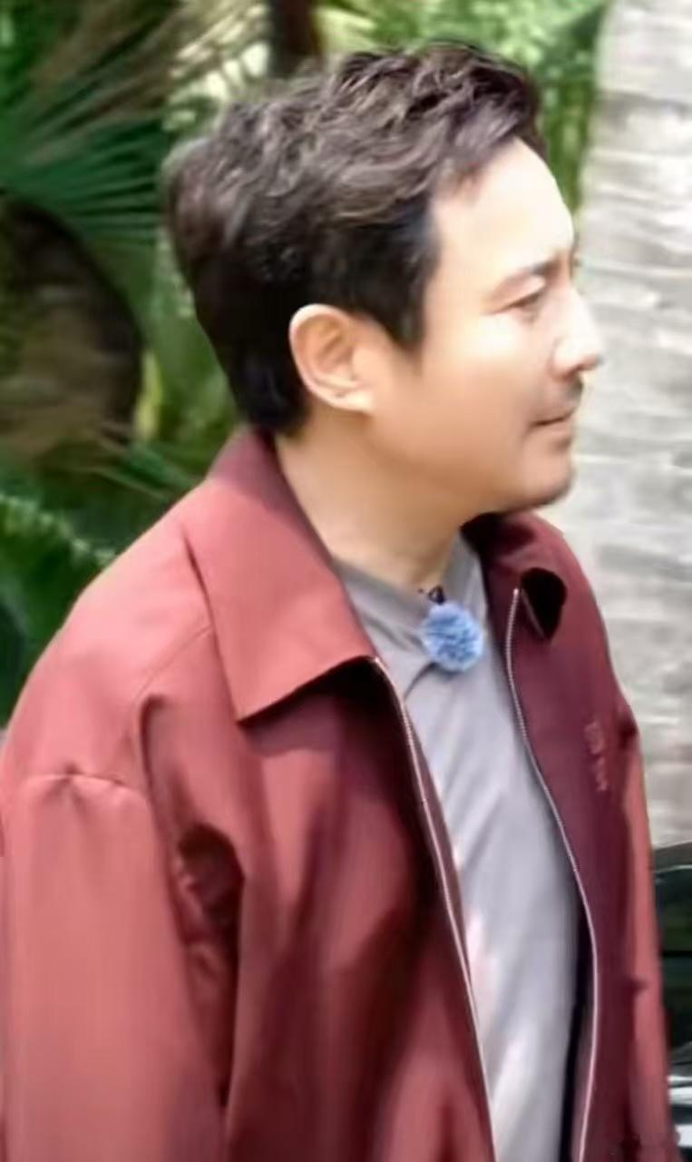 沈腾宋亚轩村长懒羊羊塑麻花特开心 这创意太牛啦！把沈腾宋亚轩塑成村长懒羊羊组合的