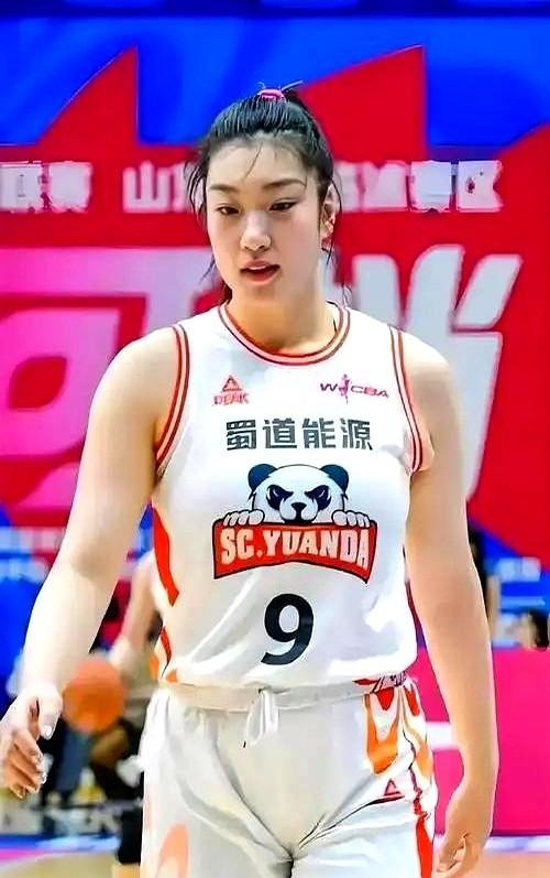 李梦连着落选女篮集训，真不是恩怨局，纯粹是战术八字不合了。

宫鲁鸣现在端出的新