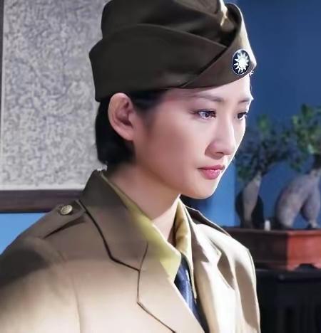 1938年，41岁戴笠借口加班，把秘书余叔恒，带到了卧房，戴笠递给她一杯咖啡：“