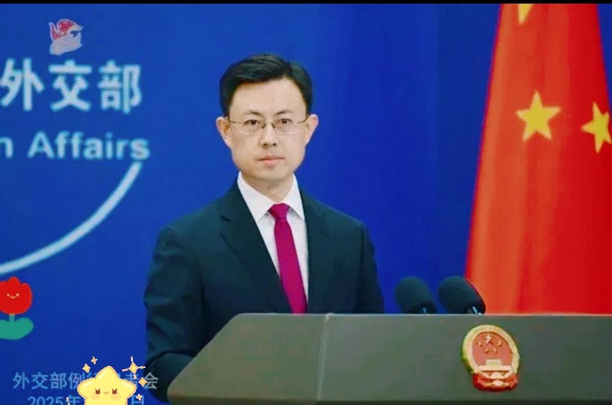 老美这次又是典型的“给个甜枣打一巴掌”！
表面上松口允许英伟达向咱们卖H200芯