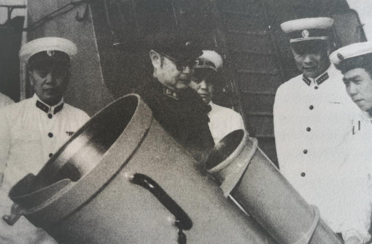 1961年5月，萧劲光陪同叶剑英元帅，观看水兵操演。左一是海军副司令员，开国中将