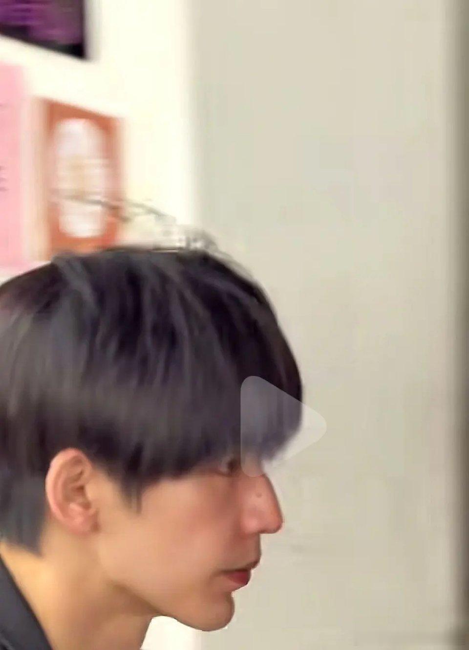 才发现张凌赫的下巴是格格巫的下巴 