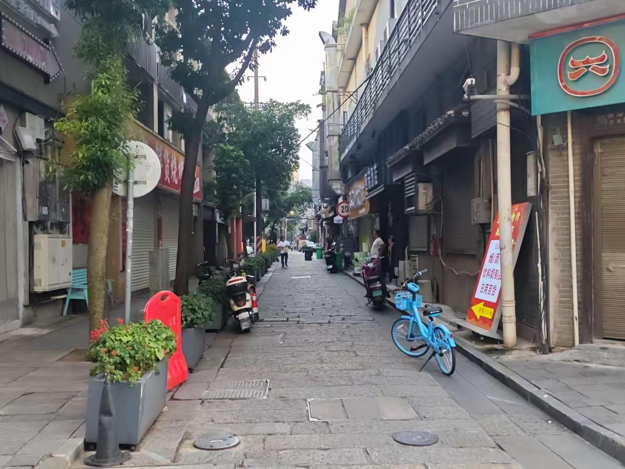 《借来的光》

黄昏把影子拉得很长， 我站在巷口，手里攥着那封未寄出的信。 风很