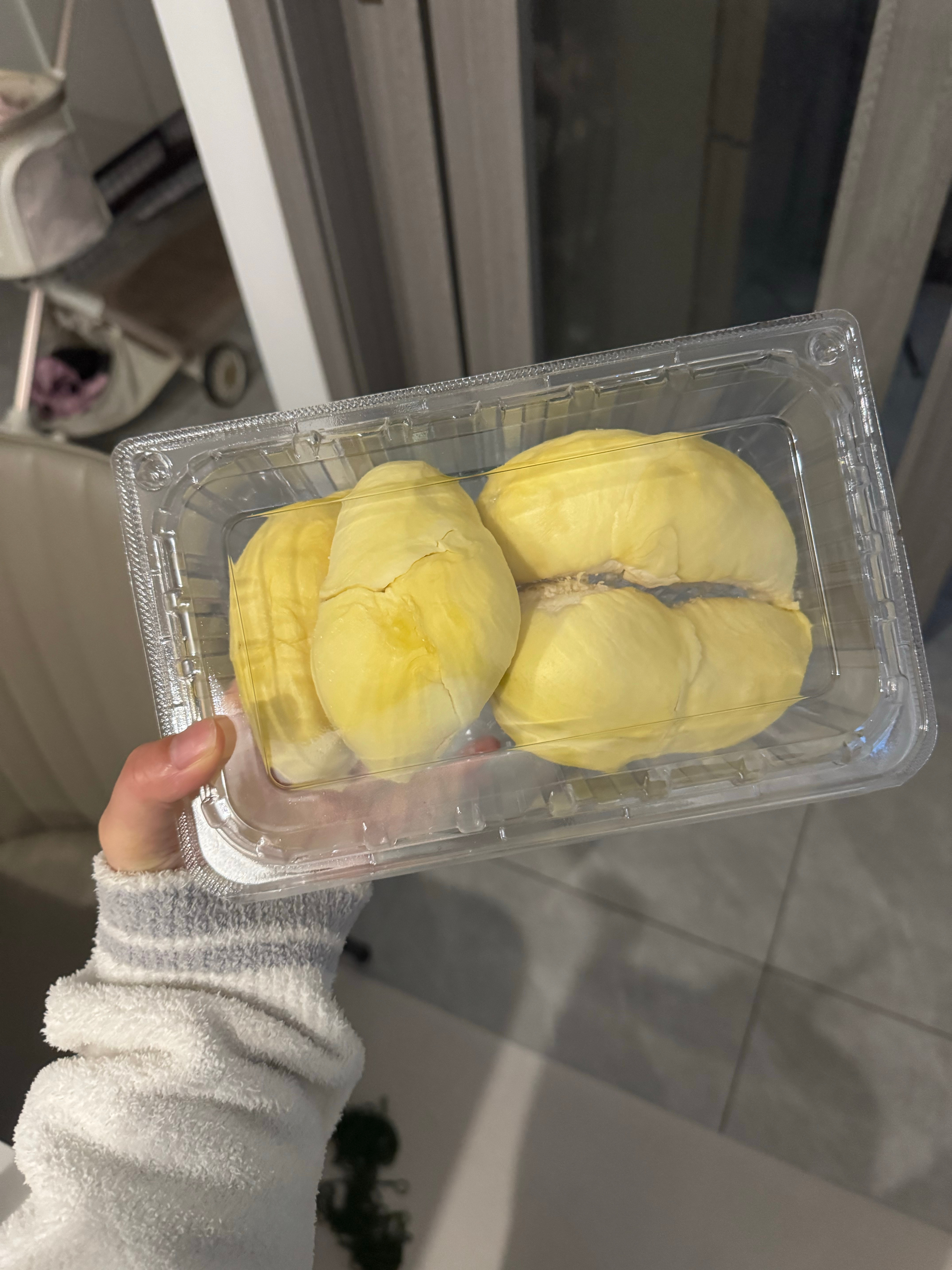 这个榴莲是不是看起来很报恩！但其实没那么好吃，对比前两天买的差好多，前两天那个果