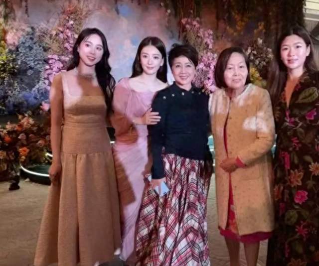 “天王嫂”方媛现身奚梦瑶何猷君答谢宴！穿粉色长裙气质温婉