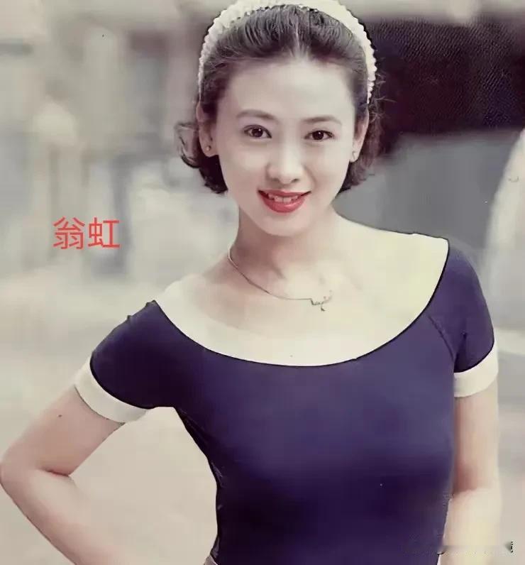 年轻时的翁虹和她现在年轻的女儿对比，谁更漂亮？
从照片上看，两个都是大美人，但仔