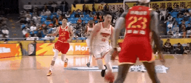 我认为刘正清不是故意去伤害桑普森，但这类抬膝的动作确实要注意一下，保护对手嘛。广