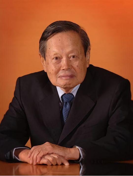 “一定要建，不建中国将落后30年！”

2016年，杨振宁顶着骂名，极力反对花2