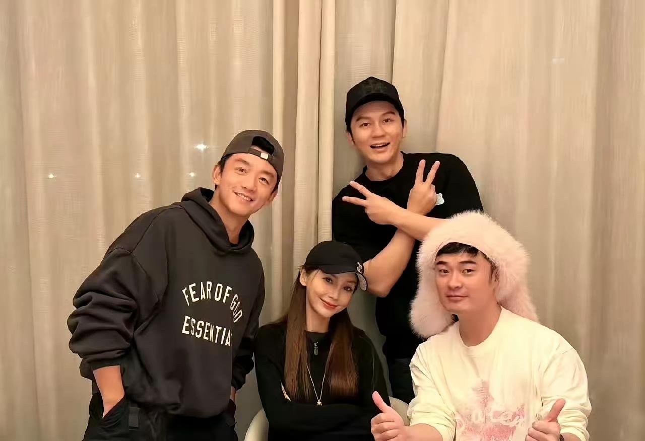 4月13日，杨颖、李晨、郑恺、陈赫几位初代跑男老兄弟上海私下小聚，帅哥美女同框，