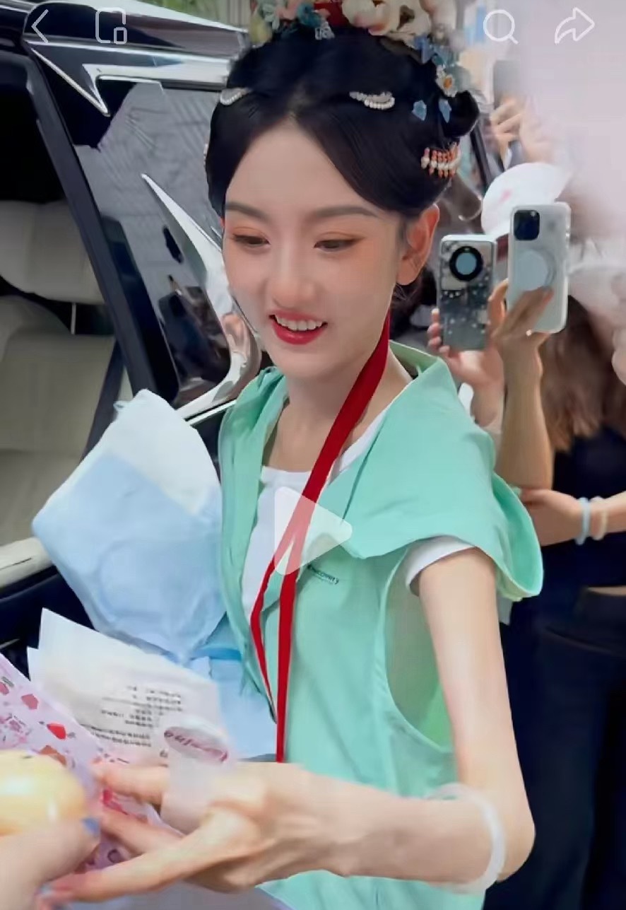 女明星瘦成这样心情都不会好的吧，真的不需要一些肌肉或者脂肪保护一下自己？ 