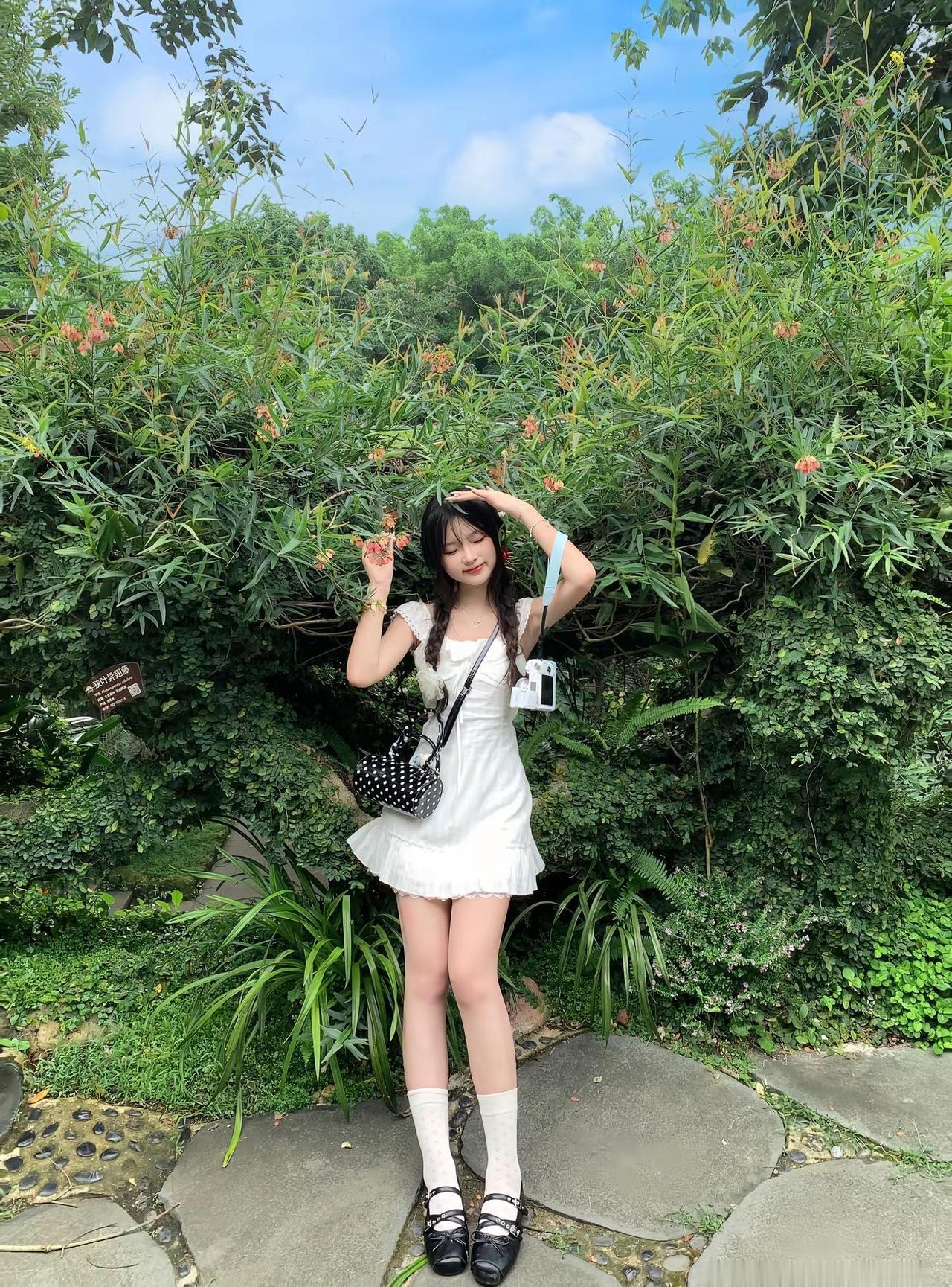 我是个漂亮主义者 非常喜欢买衣服 喜欢买漂亮的裙子和各种各样的衣服  喜欢给自己